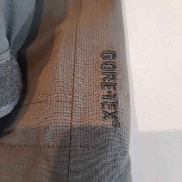 Mountain Equipment Co-op (MEC) - Gore-Tex Jacket - Women's Medium - Picture 8 of 16